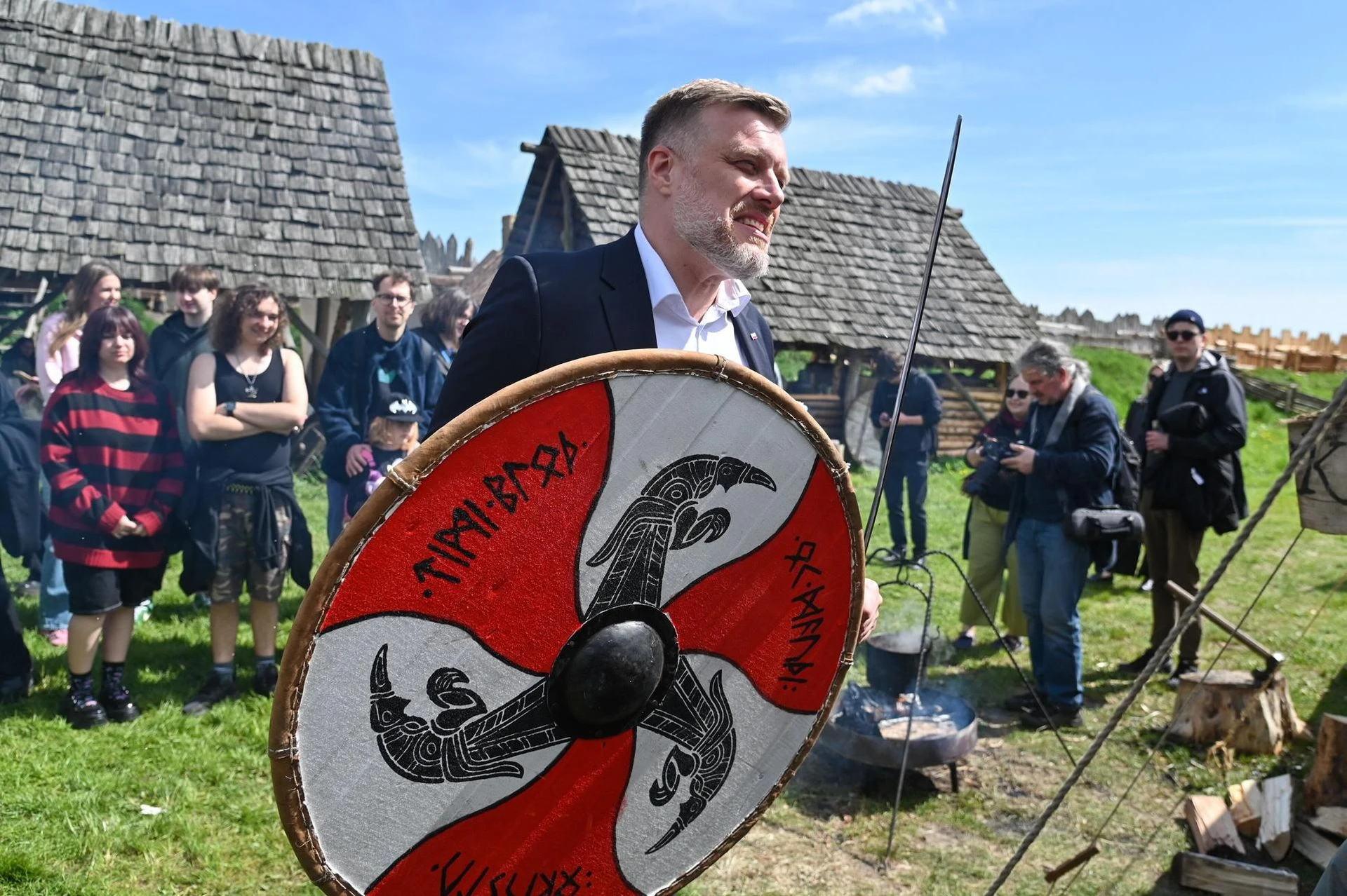 Polityk jak prawdziwy wojownik Zandberg w stroju wikinga szykuje się do boju o prezydenturę [ZDJĘCIA]
