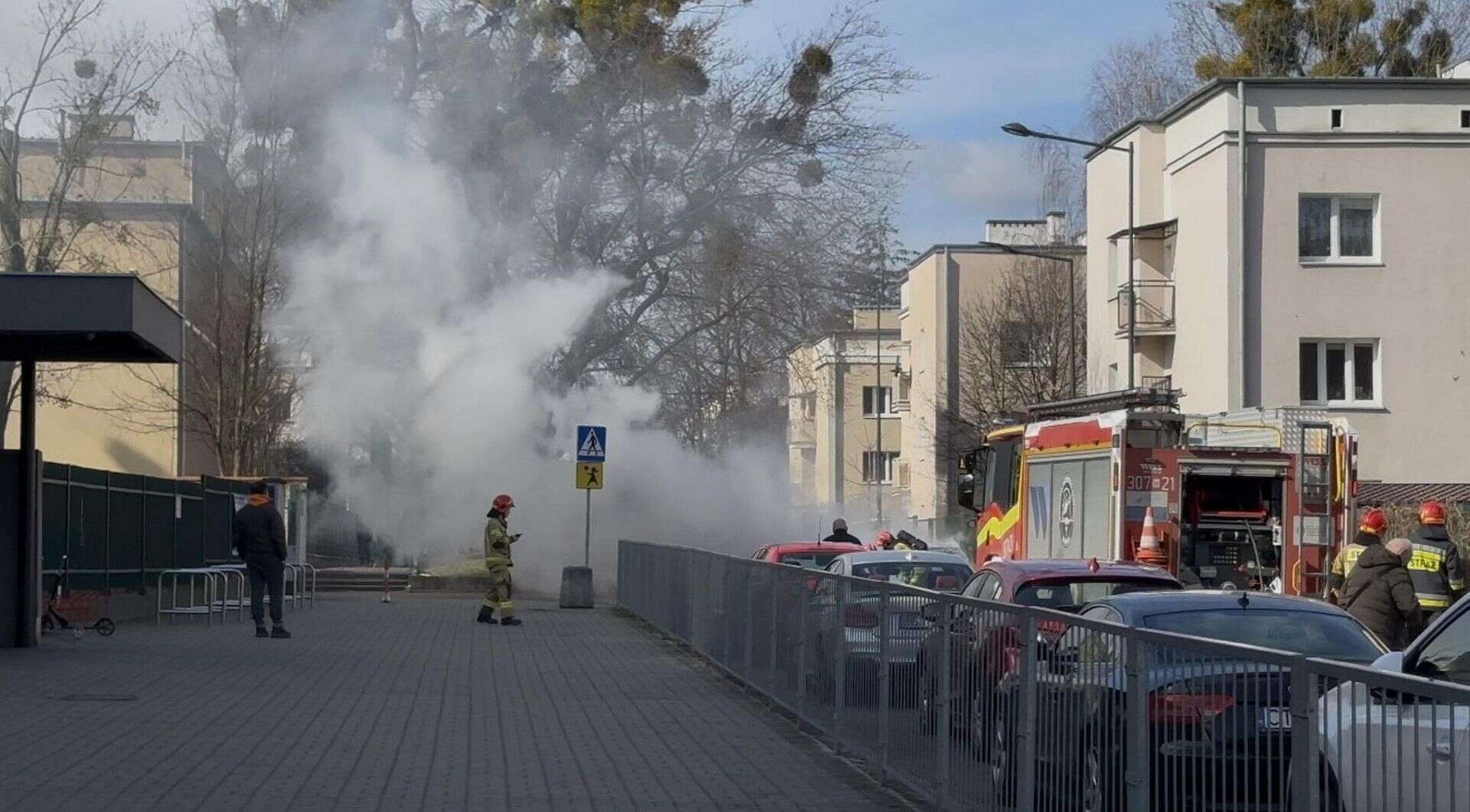 Z OSTATNIEJ CHWILI Gigantyczny pożar pod szkołą w Warszawie. Gęsty dym widać było z kilku kilometrów