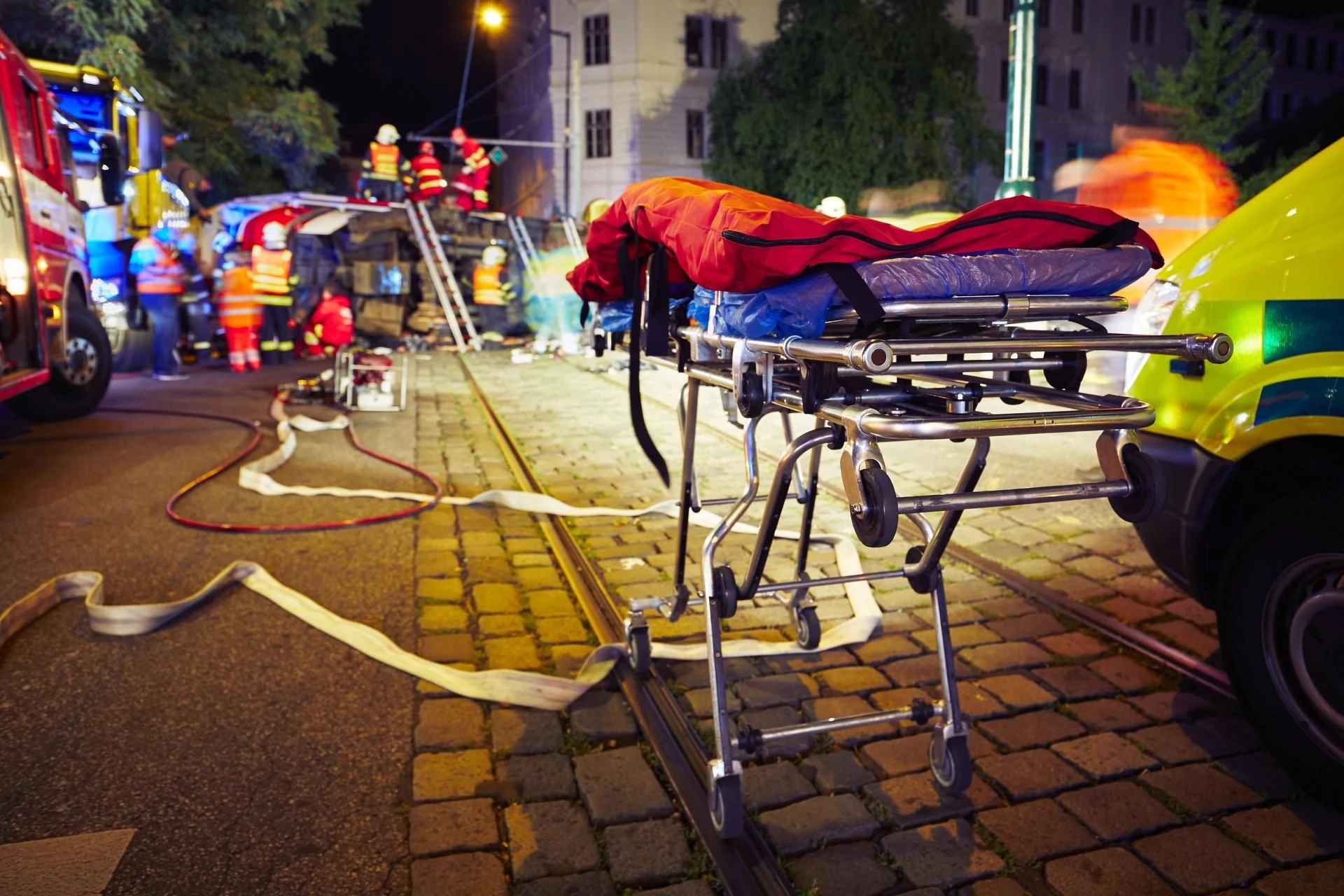 DRAMAT Warszawa: Dramatyczna akcja ratunkowa na Bielanach. Jedna osoba zginęła w pożarze