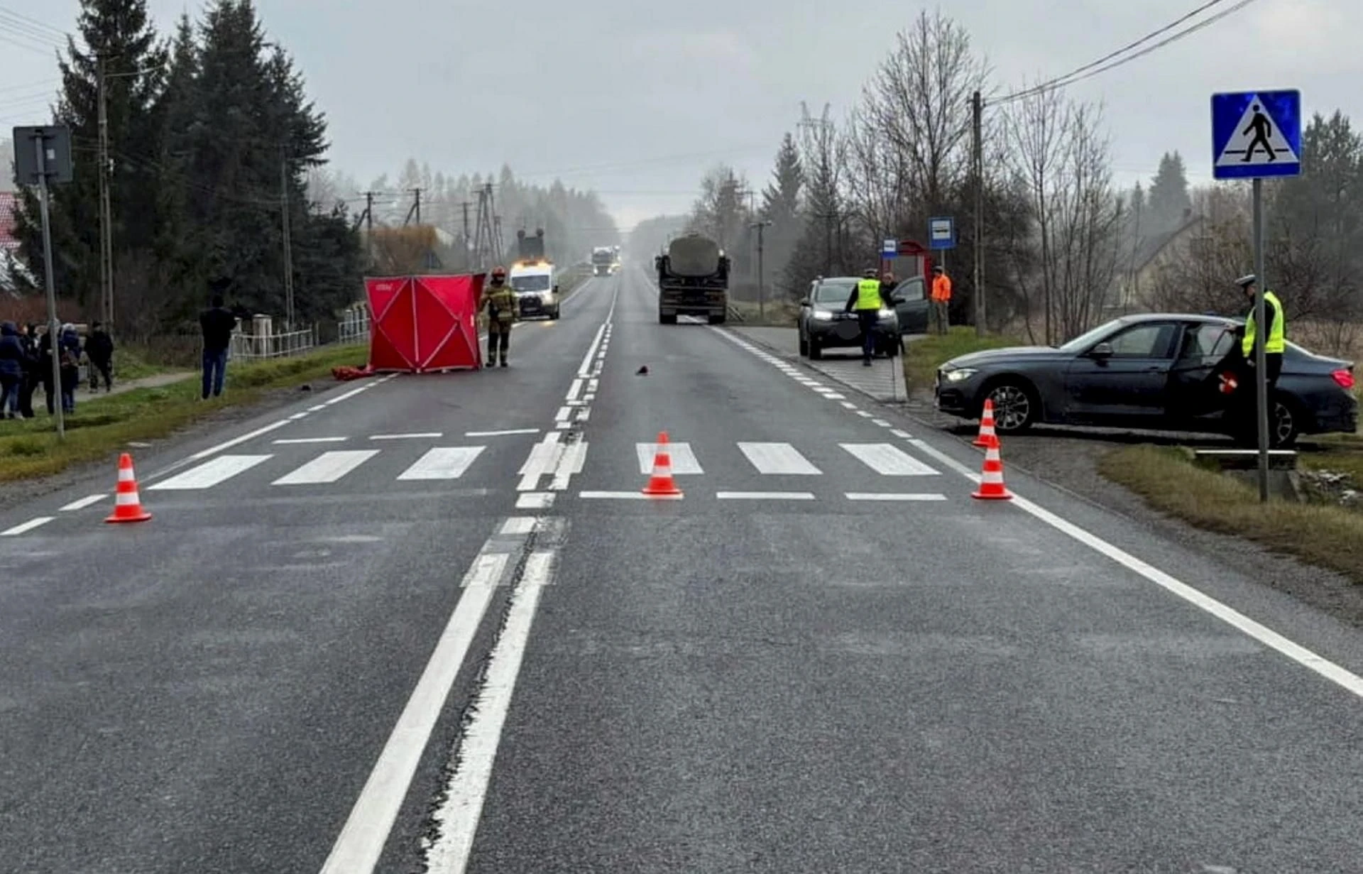 Wielka tragedia Kierowca tira staranował 14-latkę na przejściu! Śmiertelny wypadek na DK42 w Parszow…