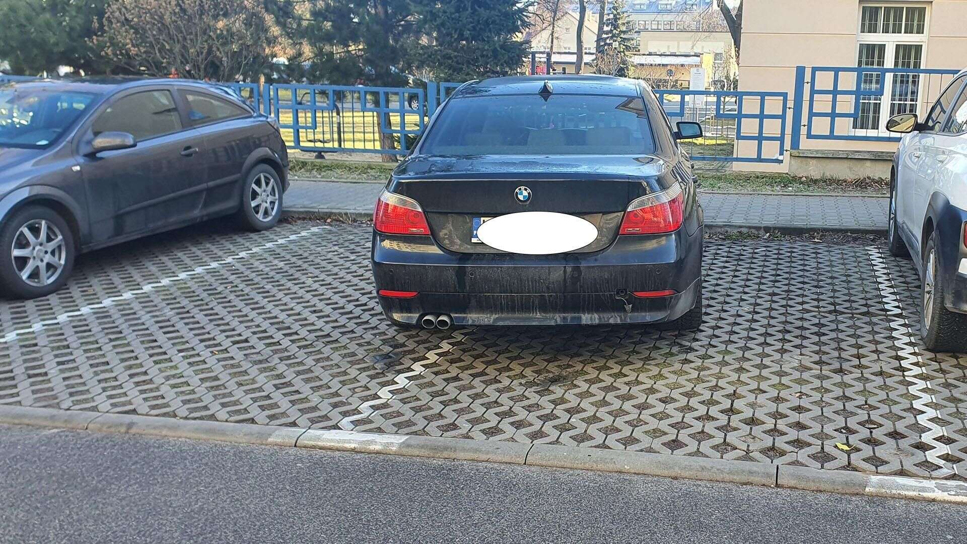 Mistrzyni parkowania Czarne bmw zajęło dwa miejsca postojowe. 