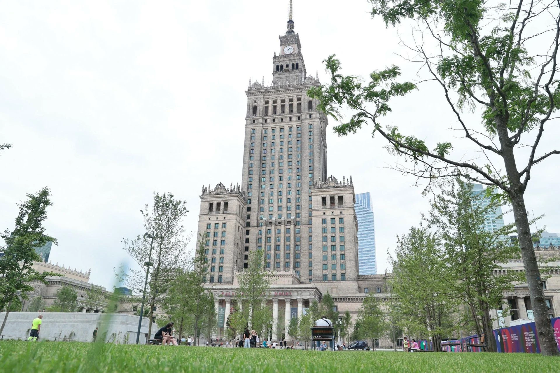 Tajne tunele? Złoty klucz? Schron przeciwatomowy? Tajemnice Pałacu Kultury i Nauki. Najwyższy zabytek w Polsce ma 70 lat. Prawdy i mit…