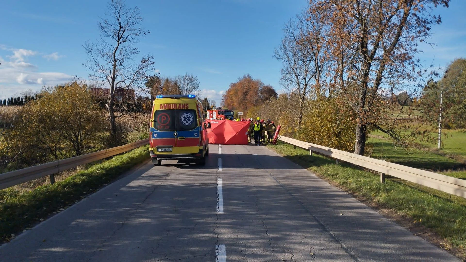 Tragedia na drodze Huknął w barierę, później zderzył się z volvo. 35-latek i jego pasażer zginęli. Śmiertelny wypadek pod Kielcami