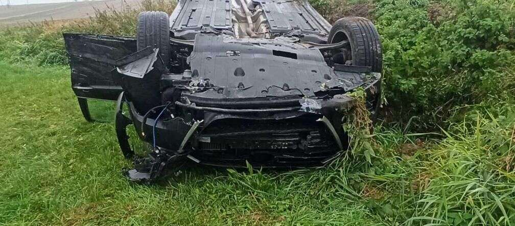 Niebezpiecznie na drogach Hyundai dachował poza jezdnią. Małe dziecko trafiło do szpitala