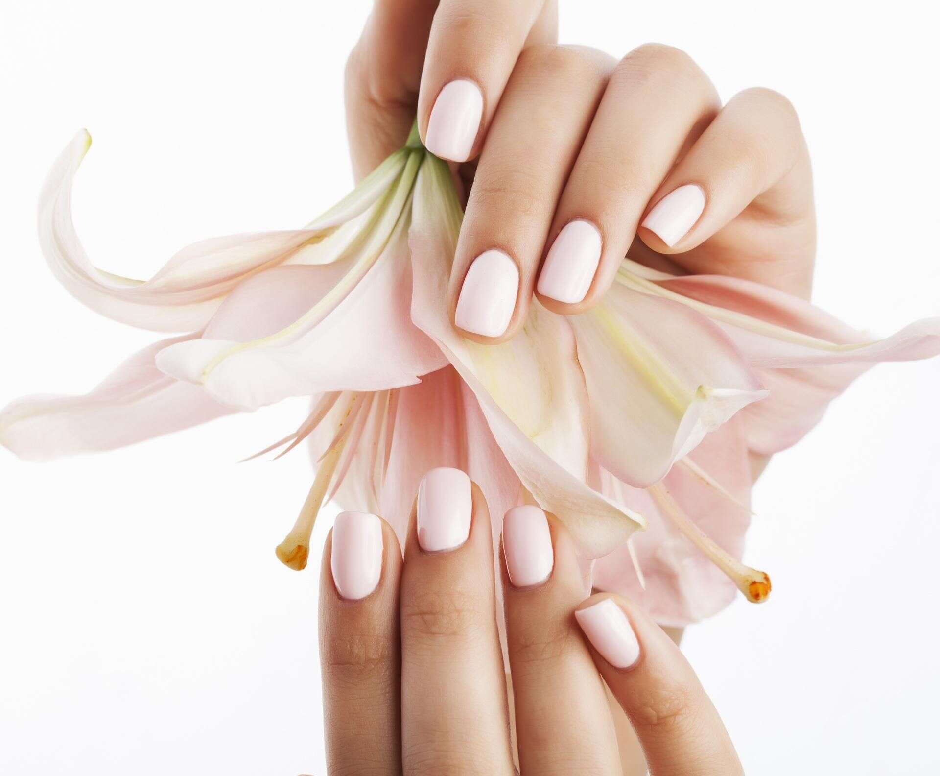 Modny manicure Modne paznokcie na wiosnę 2025. O ten manicure kobiety będą błagały w salonach kosme…