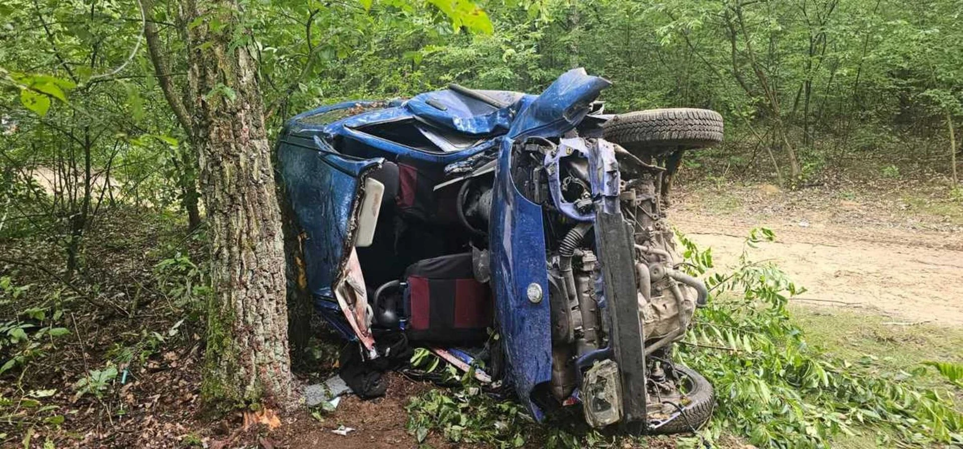 DRAMAT NA DRODZE 18-latek rozbił auto na drzewie. Trzech młodych mężczyzn w szpitalu