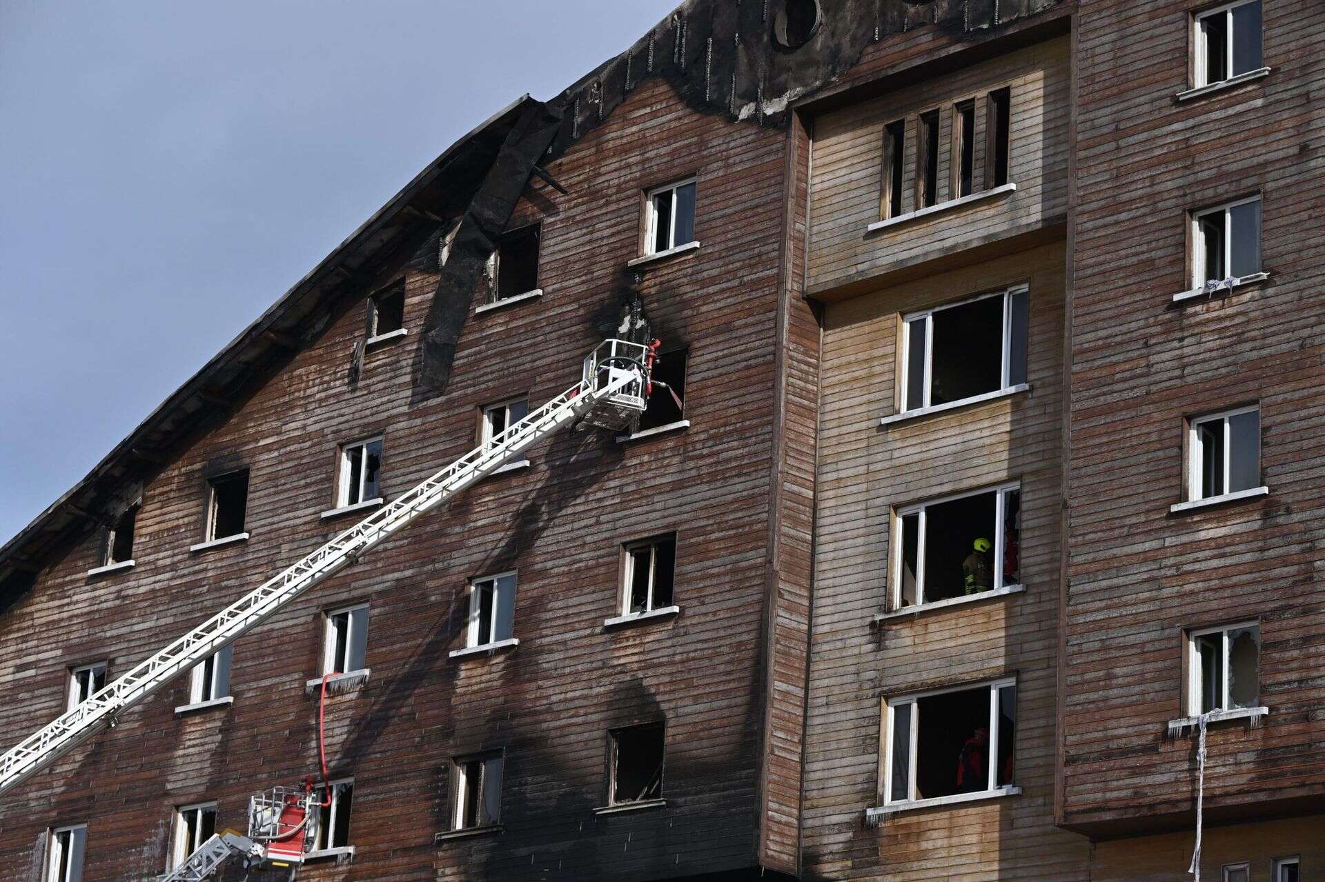 Wstrząsające relacje świadków Ogień zmienił ferie w piekło. Hotel spłonął, nie żyje 76 osób. Jest żałoba narodowa