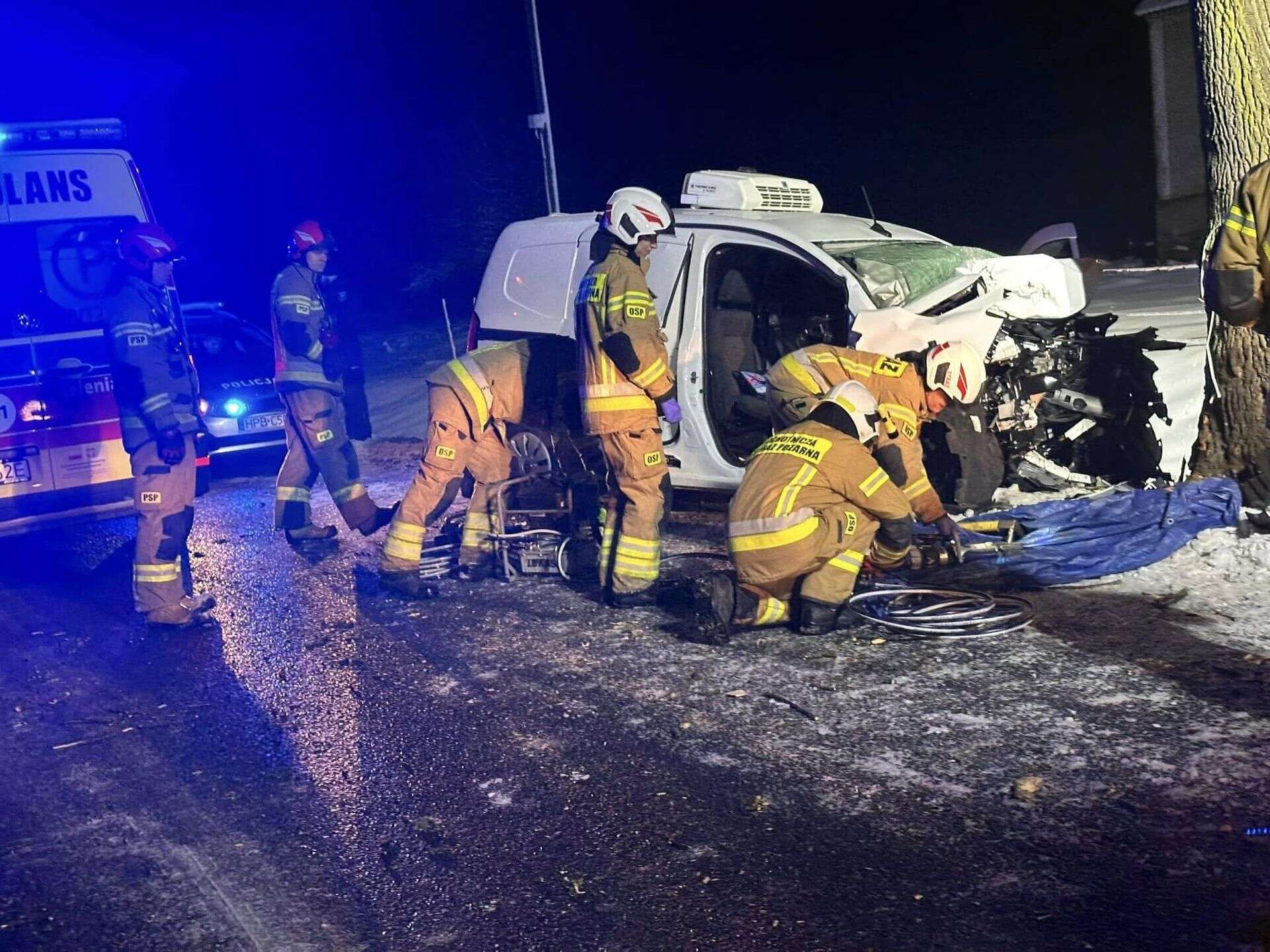 Koszmar na drodze Samochód dostawczy roztrzaskał się na drzewie. Kierowca zginął na miejscu