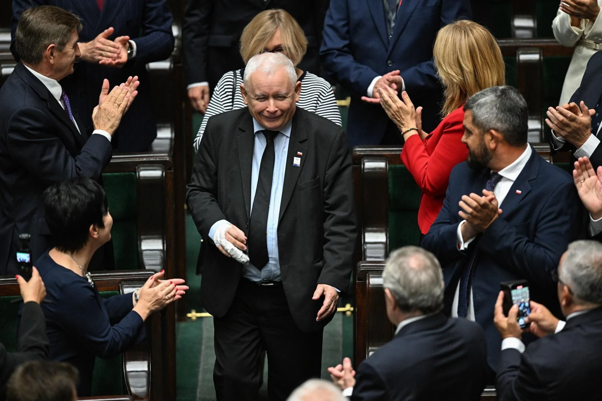 biedny prezes Kaczyński z palcem w bandażu. Już wiadomo, gdzie nabawił się kontuzji! To było po kolacji z Nawrockim