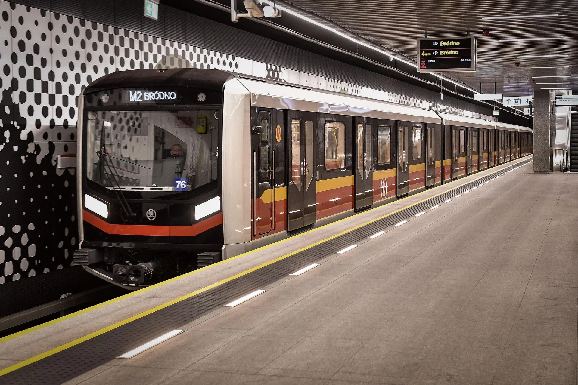 STATYSTYKI POWALAJĄ Wydali miliony złotych na stację metra, z której nikt nie korzysta!