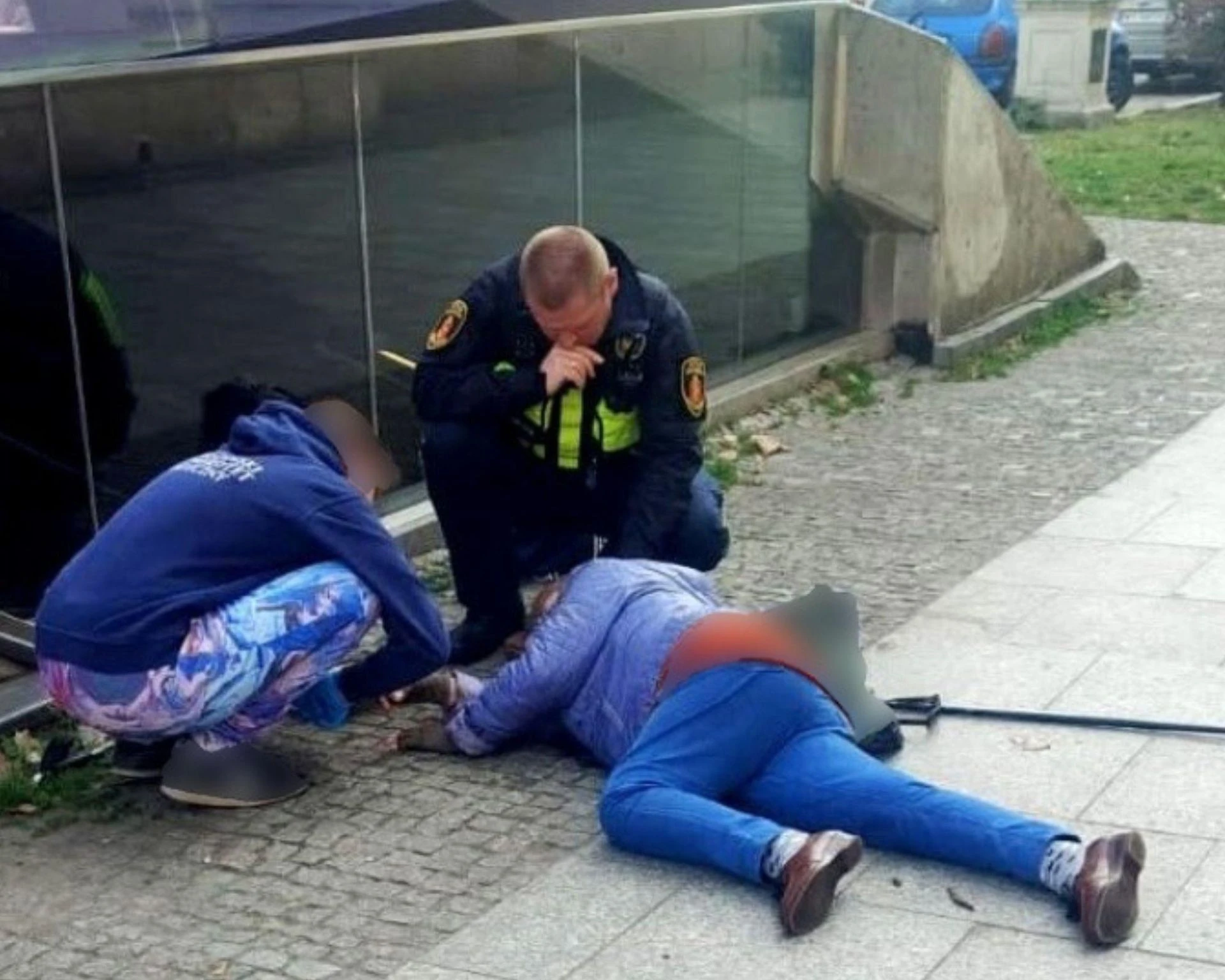 CO TAM SIĘ STAŁO? Leżała przy wyjściu ze stacji metra. Wokół gromadzili się ludzie
