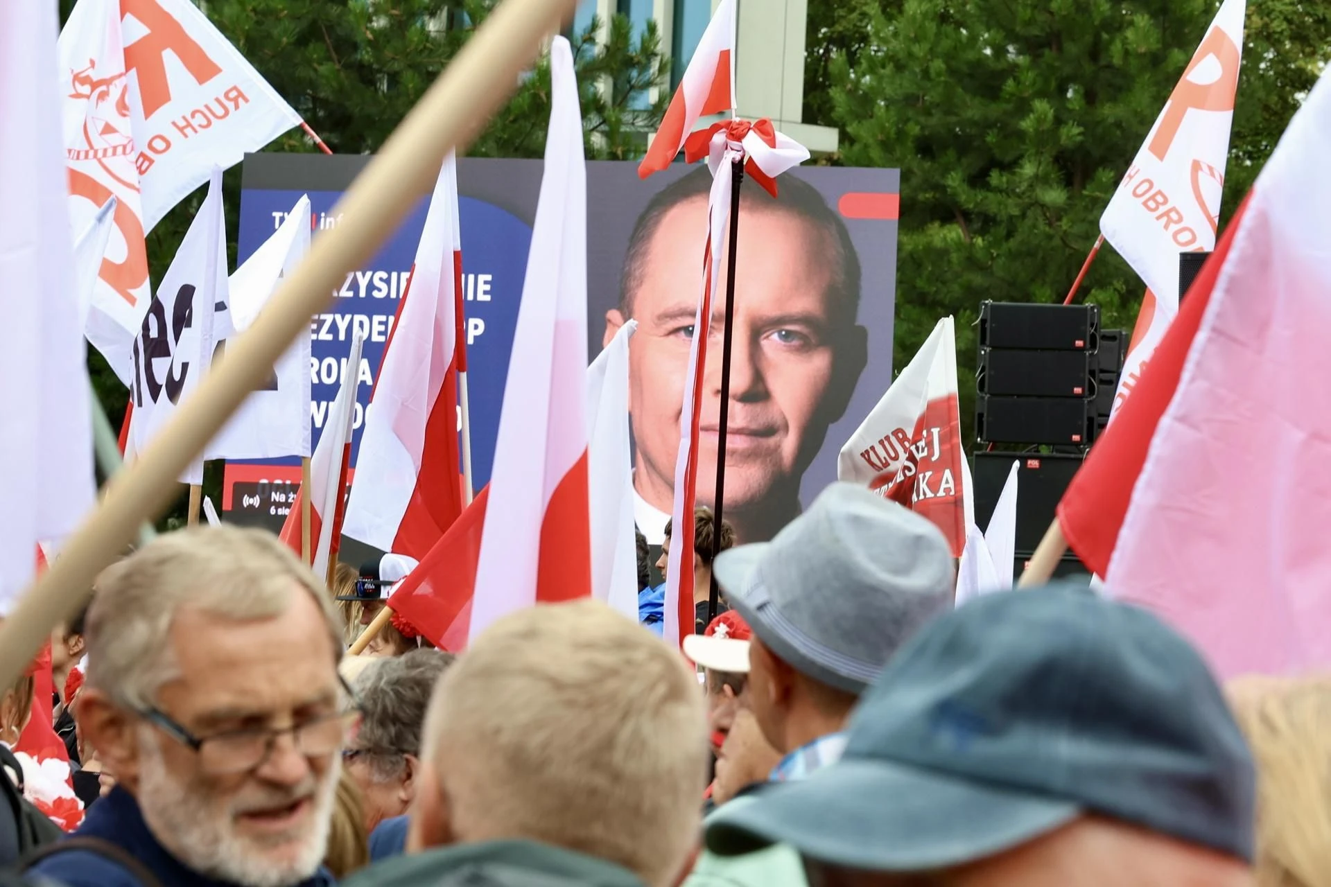 ZDJĘCIA Zaprzysiężenie Karola Nawrockiego. Przed Sejmem biało-czerwony tłum. 
