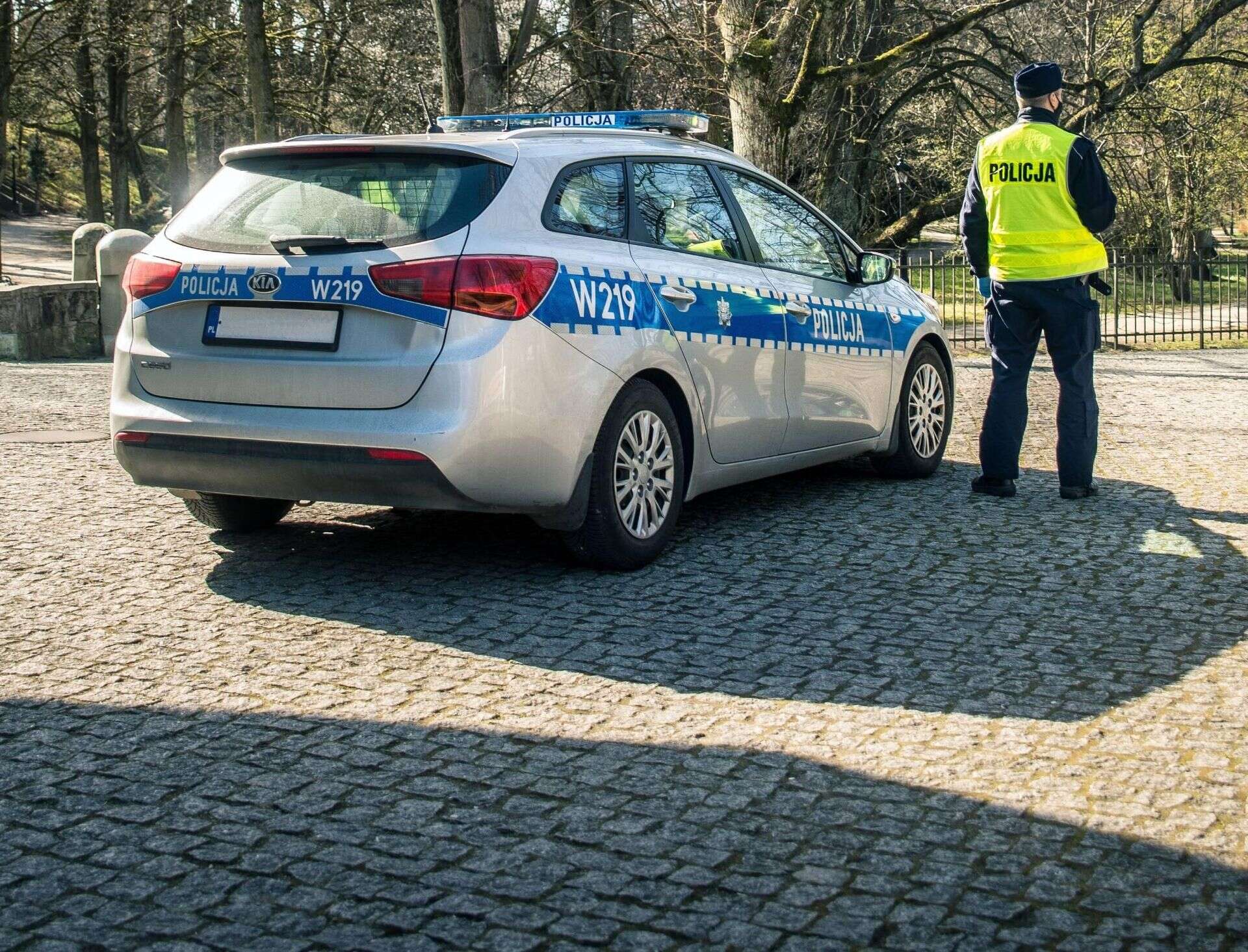 Makabra w Łodzi Wnuczek zamordował babcię nożem. Potem stanął nago na balkonie