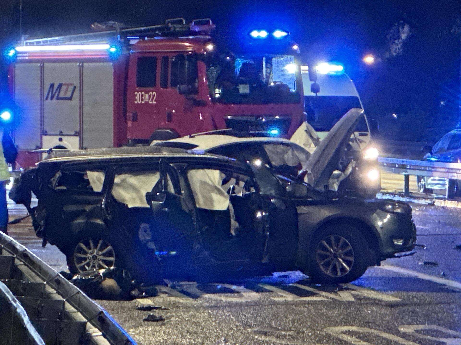 POLICJA POSZUKUJE KOLEJNEGO MĘŻCZYZNY Pijani wjechali w rodzinę: ojciec zginął, matka i dzieci walczą o życie. Pasażerka v…