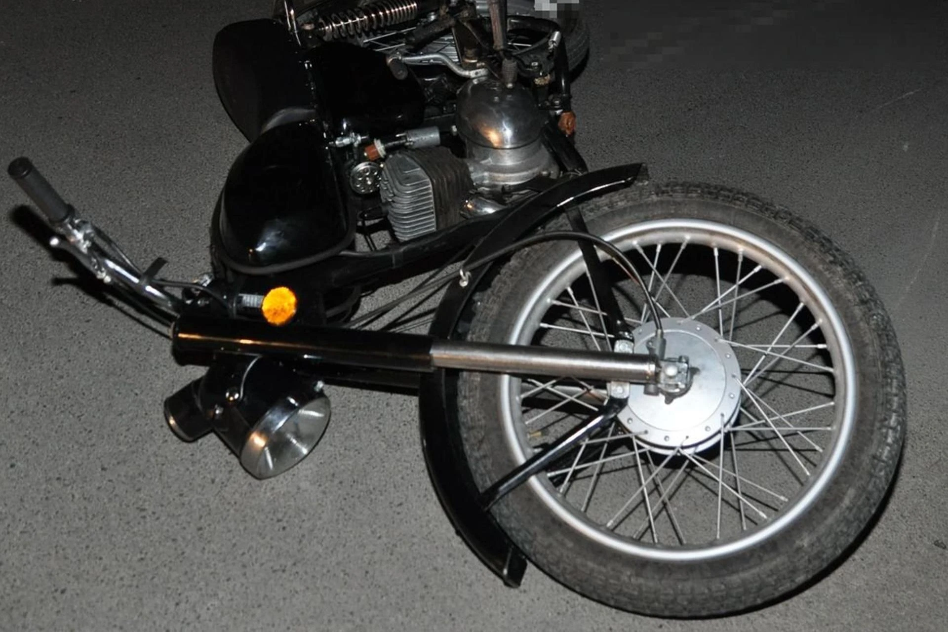 Przez brak wyobraźni wylądował w szpitalu! Motocyklista kierował bez kasku i pod w...