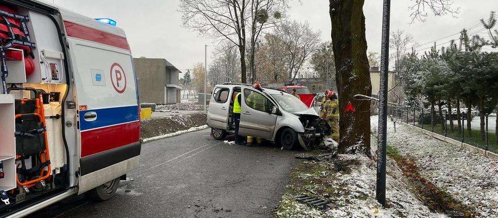 Wypadek śmiertelny Nie żyje 57-letni kierowca peugeota. Podczas wyprzedzania zjechał na pobocze i uderz…