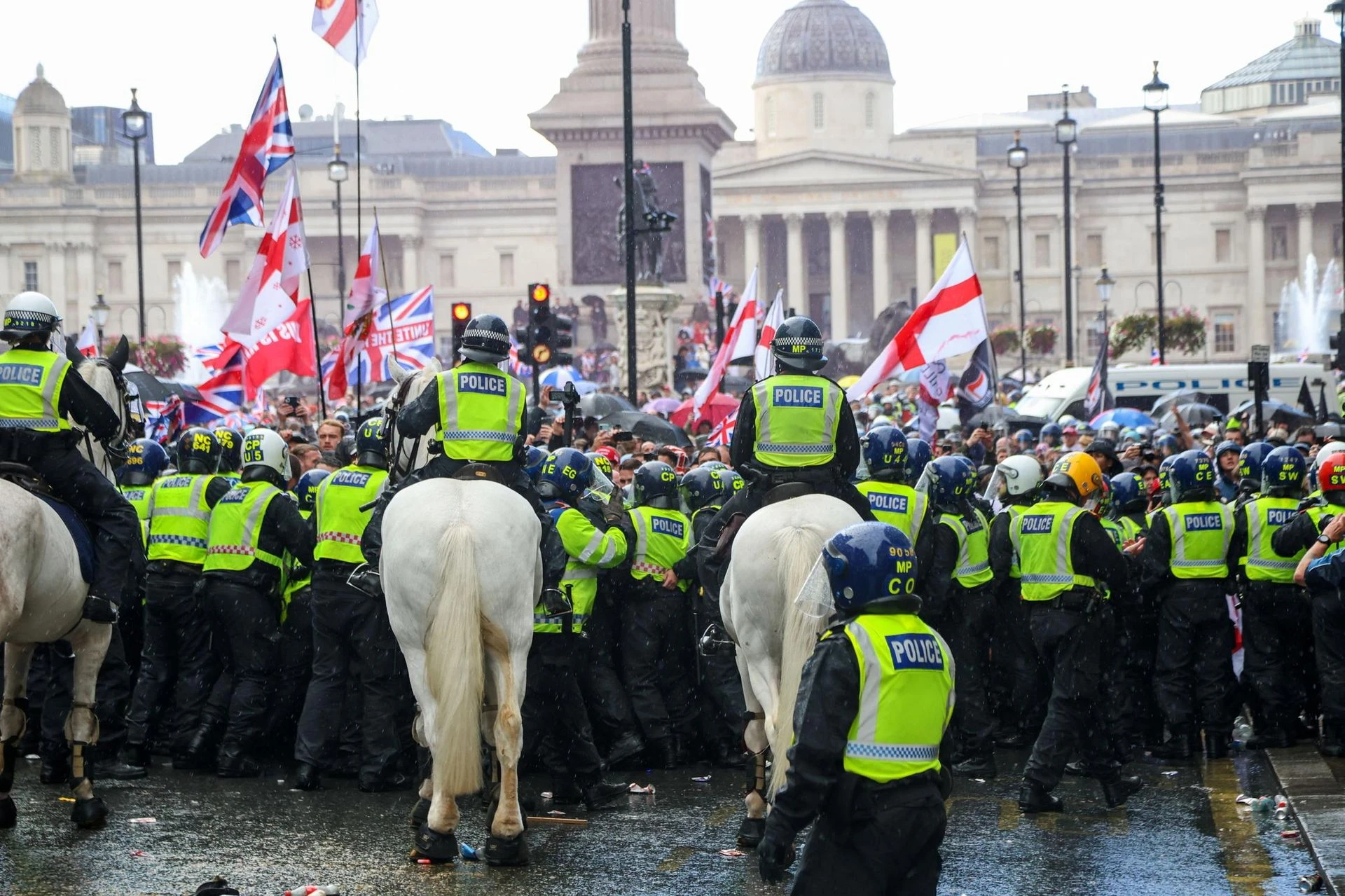 Marsz w Londynie Ponad 100 tys. osób na marszu prawicy w Londynie. Na transparentach napisy: 