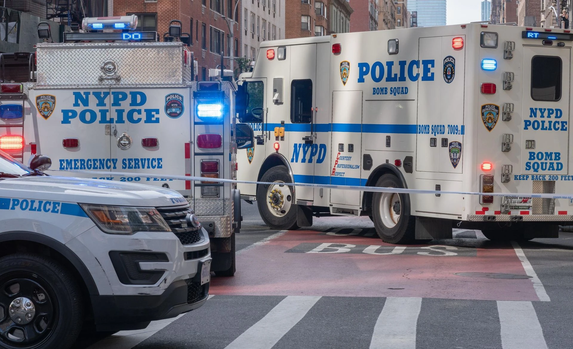 Niespokojnie w Nowym Jorku Radiowozy NYPD w ogniu! Na miejscu znaleziono ładunki zapalające