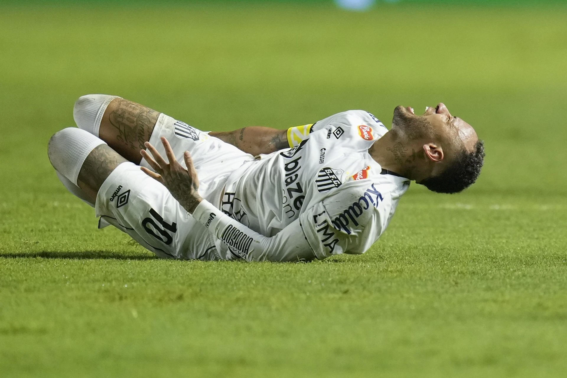 Liga brazylijska Neymar zalał się łzami! Te obrazki obiegły cały świat, niewyobrażalny pech brazylijs…