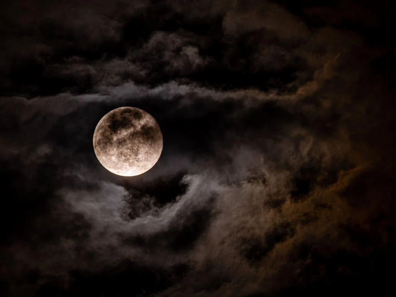 Astrologia Ten znak zodiaku poczuje przypływ szczęścia już 5 listopada. Horoskop na pełnię Księżyca w listopadzie z przepowiednią światełka w tunelu