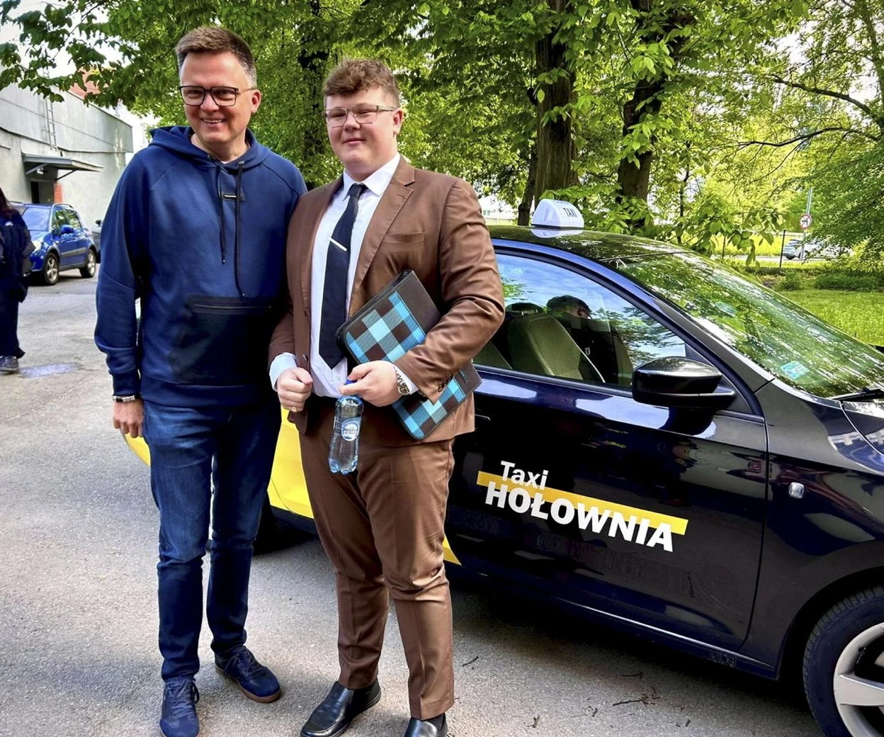 Niekonwencjonalna kampania marszałka Szymon Hołownia łowi wyborców taksówką! Ale numer [ZOBACZ]