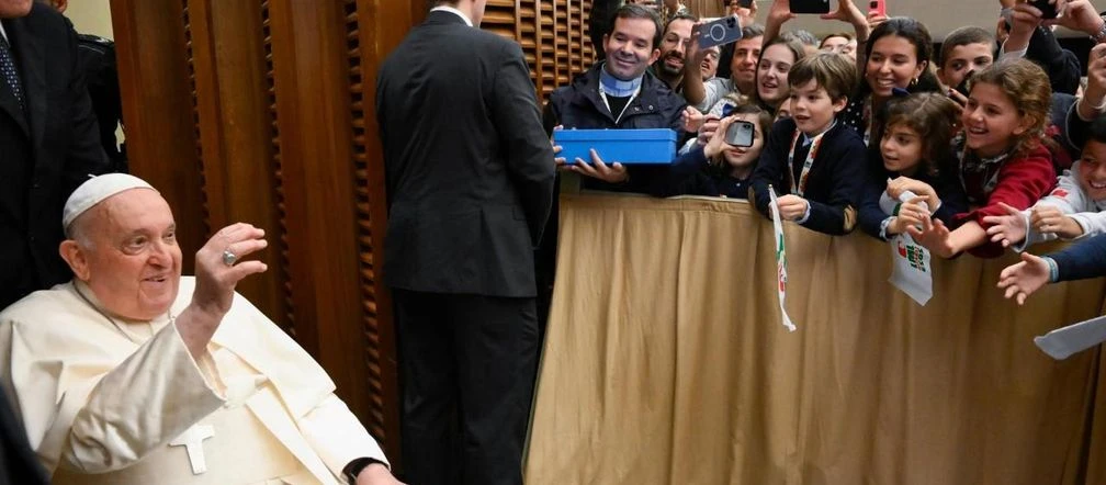 Świat żegna Franciszka Papież do młodych w niepublikowanym wideo: nauczcie się słuchać, to służy pokojowi