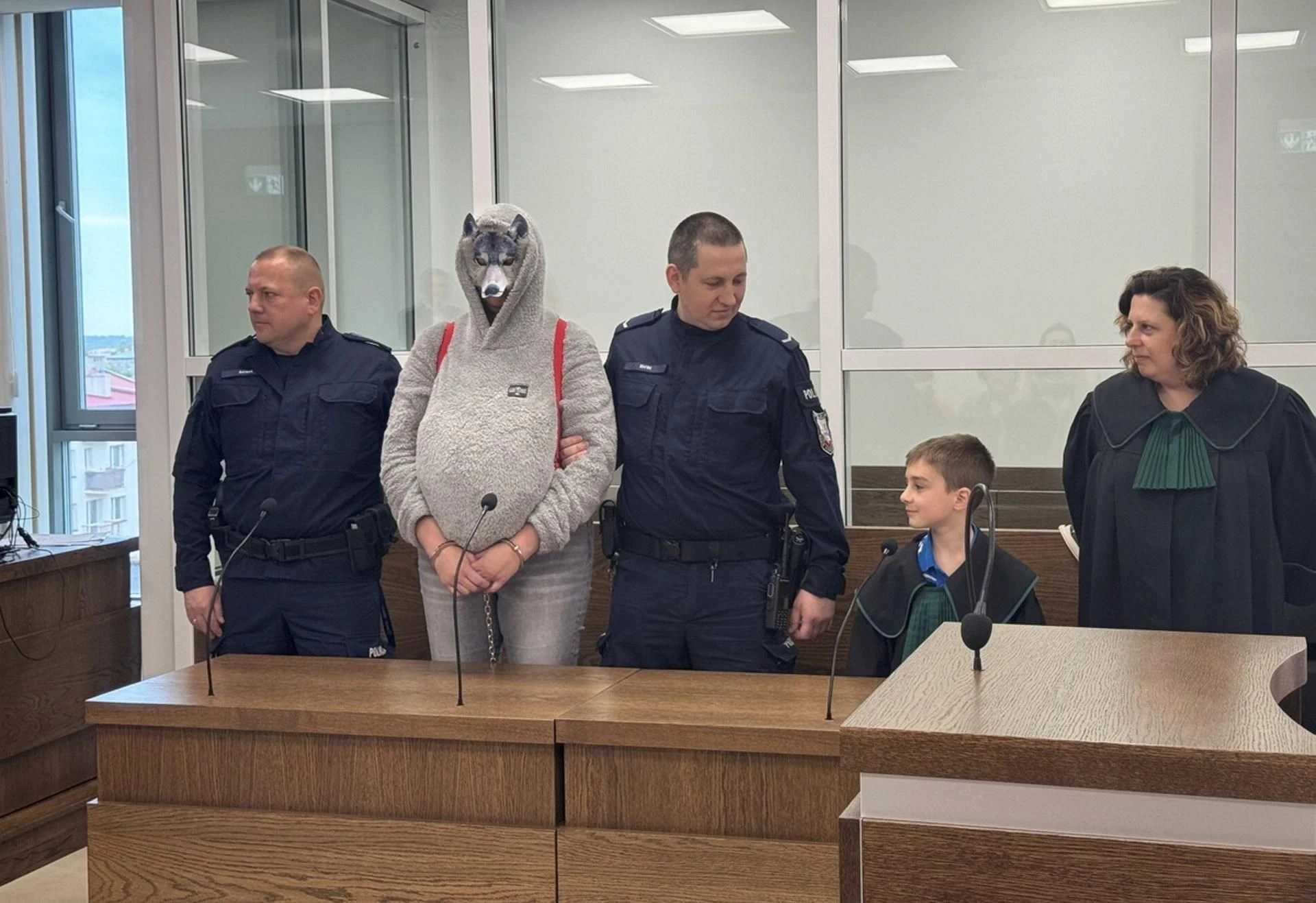 Wilk na ławie oskarżonych Wilk oskarżony o ciężkie przestępstwo. Świadkiem był Czerwony Kapturek