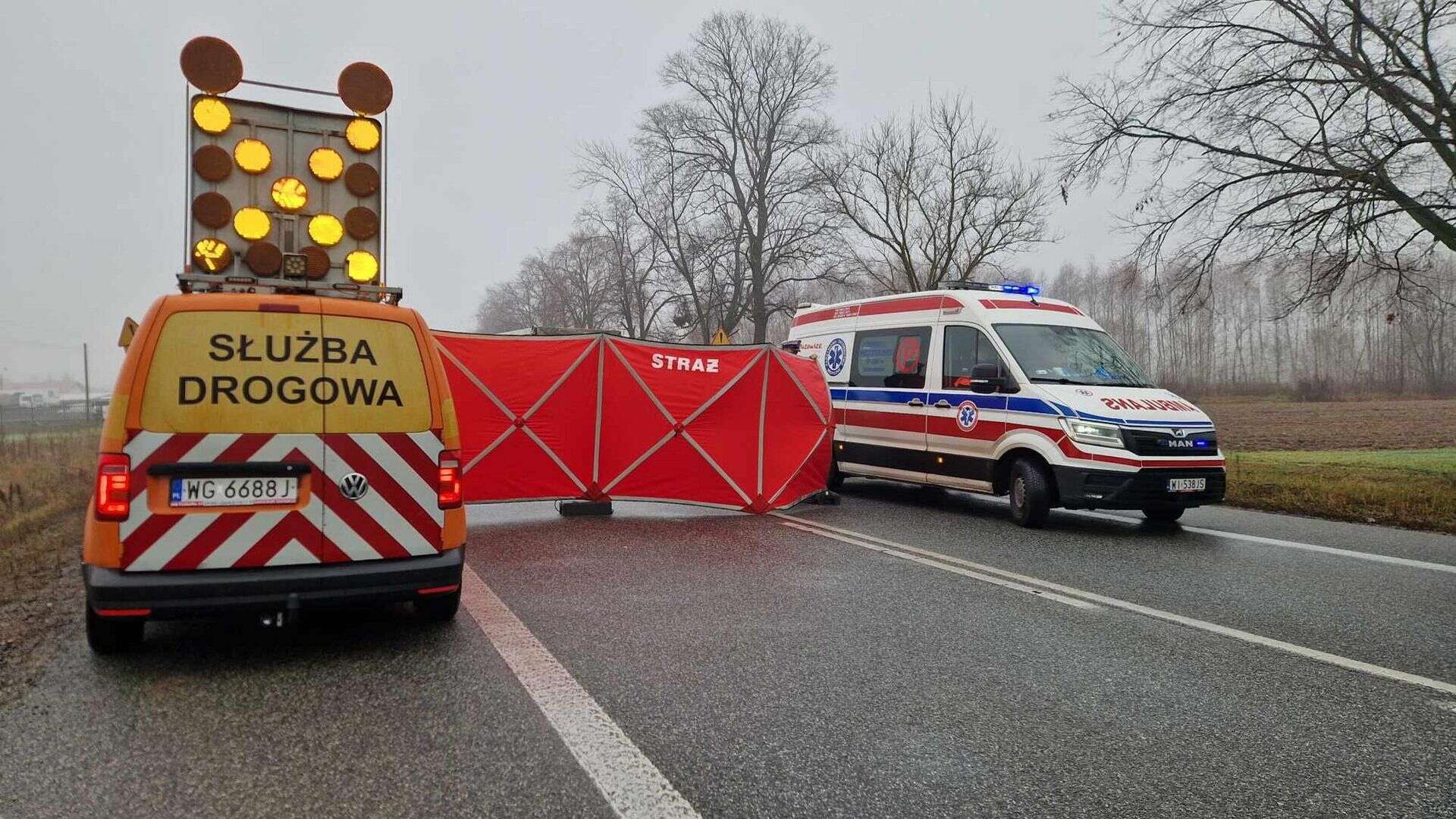 Czołowe zderzenie busa z tirem na DK50! Są ranni, jedna osoba nie żyje