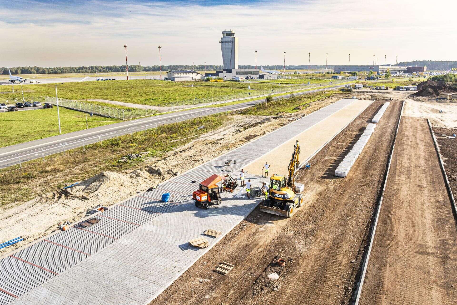 Tysiące nowych miejsc parkingowych przy lotnisku. Katowice Airport inwestuje