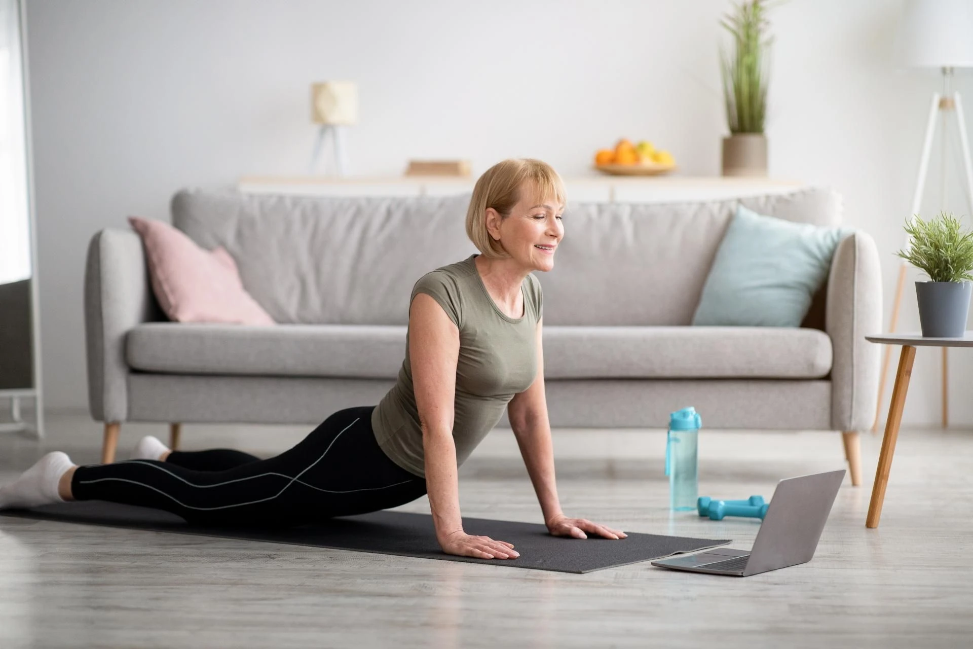 W formie po 50-tce Wystarczy 15 minut ćwiczeń, aby mieć płaski brzuch po 50-tce. Prosty trening dla kob…