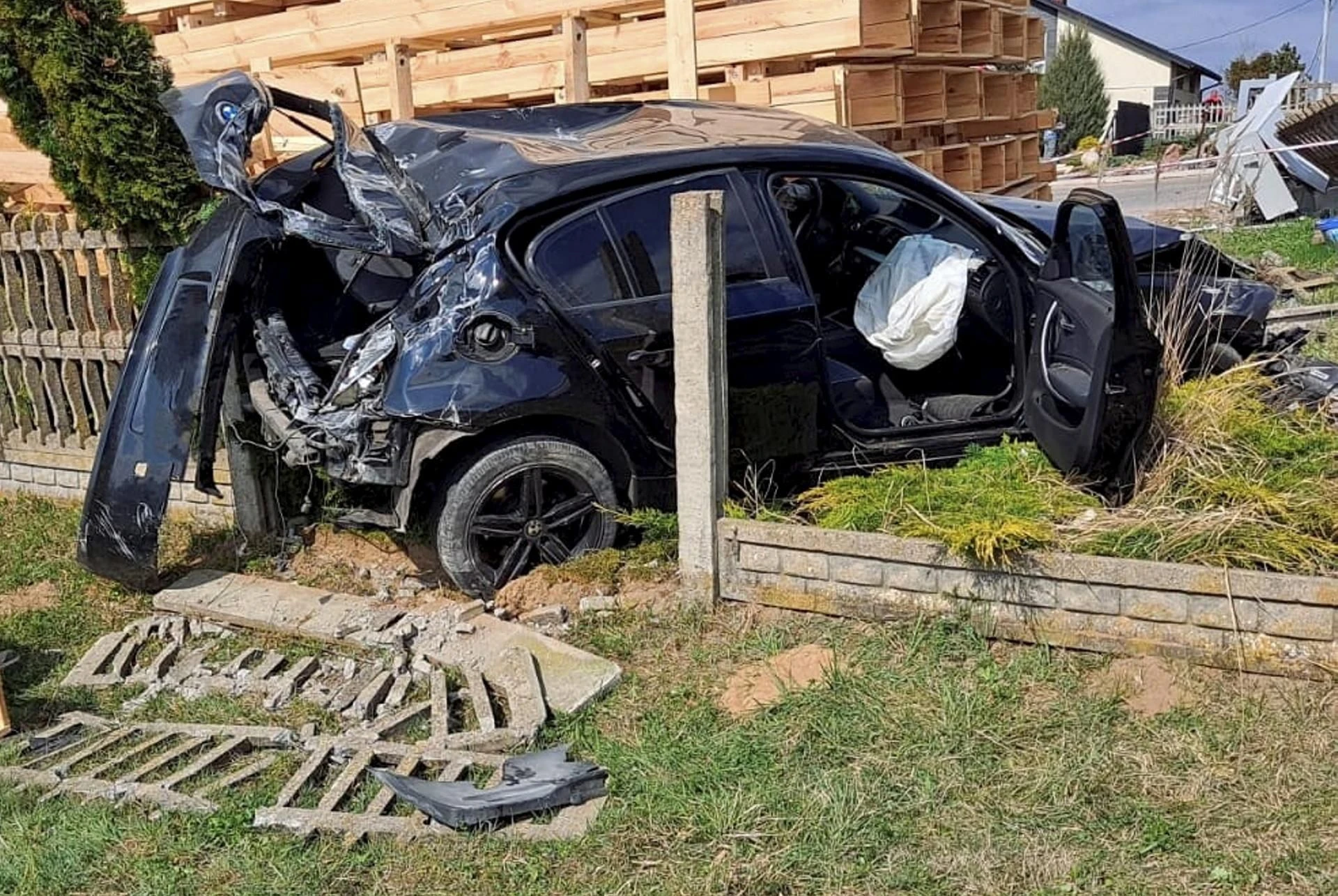 Wielka tragedia Potężne zderzenie dwóch BMW! Jedno z aut rozbiło ogrodzenie i wjechało na posesję. J…