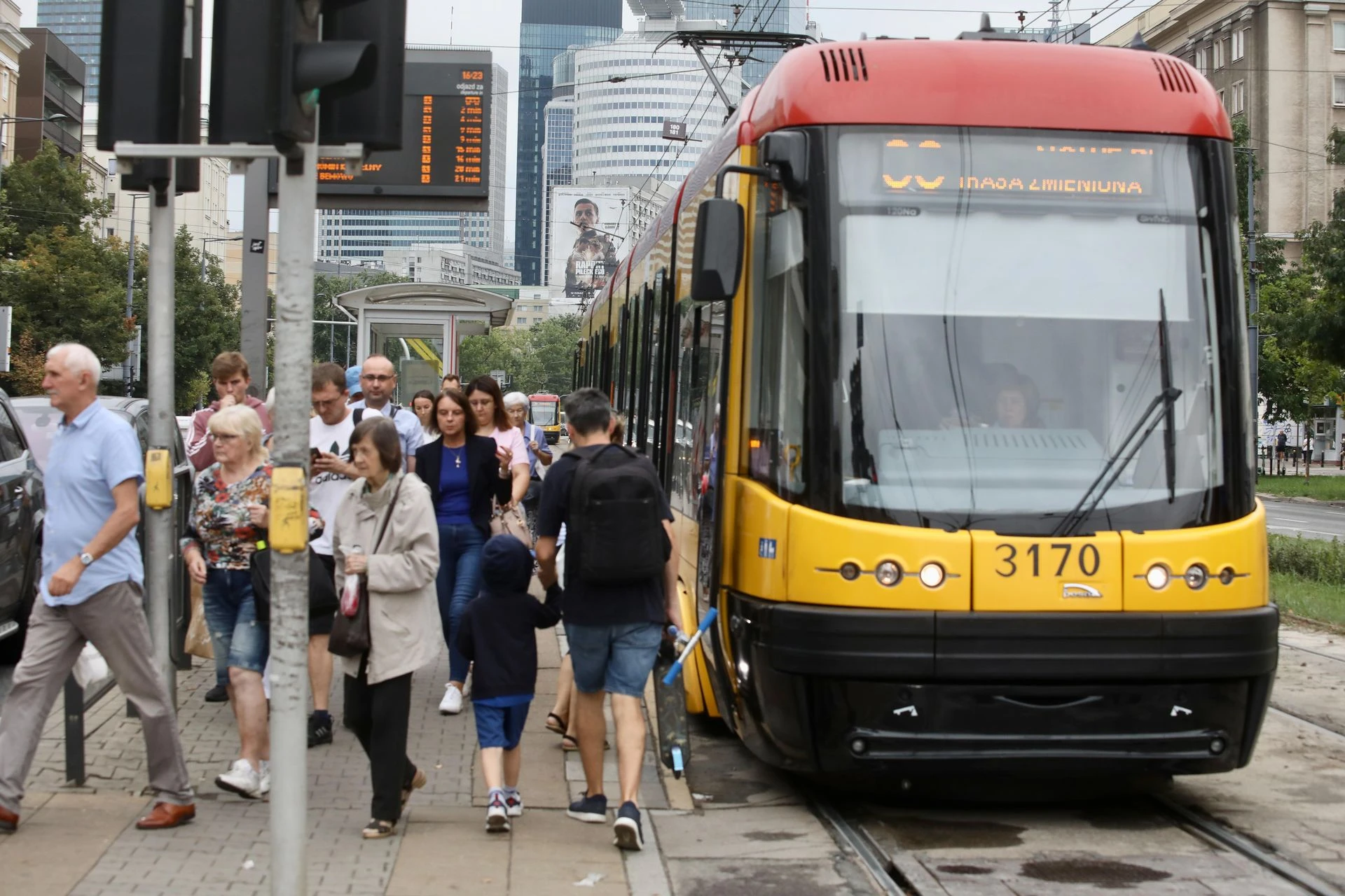 SPRAWDŹ SZCZEGÓŁY Te autobusy i tramwaje znikną z Warszawy. ZTM ogłasza kolejne cięcia w komunikacji m…