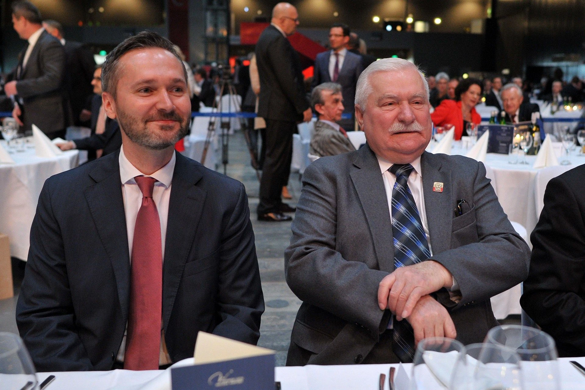 Syn przypomniał symboliczny moment Jarosław Wałęsa podziękował ojcu i pokazał wymowne zdjęcie. „Narodziła się wolna Polska”