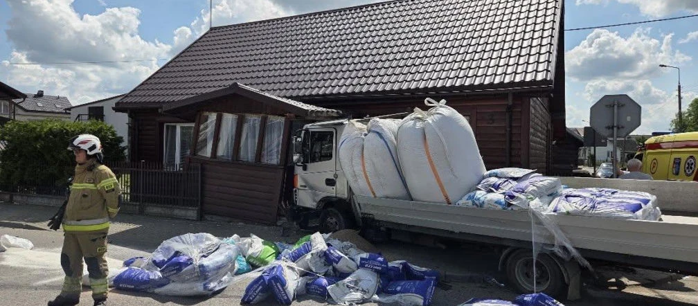 Wypadek w Brańsku Zderzenie ciężarówki i osobówki. Pojazd staranował ganek domu