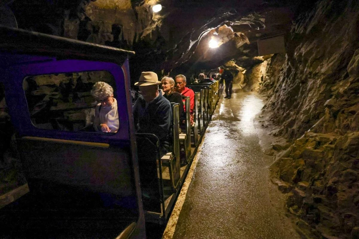Que faire cet été en Béarn ? Aux grottes de Bétharram, le train qui roule sous terre