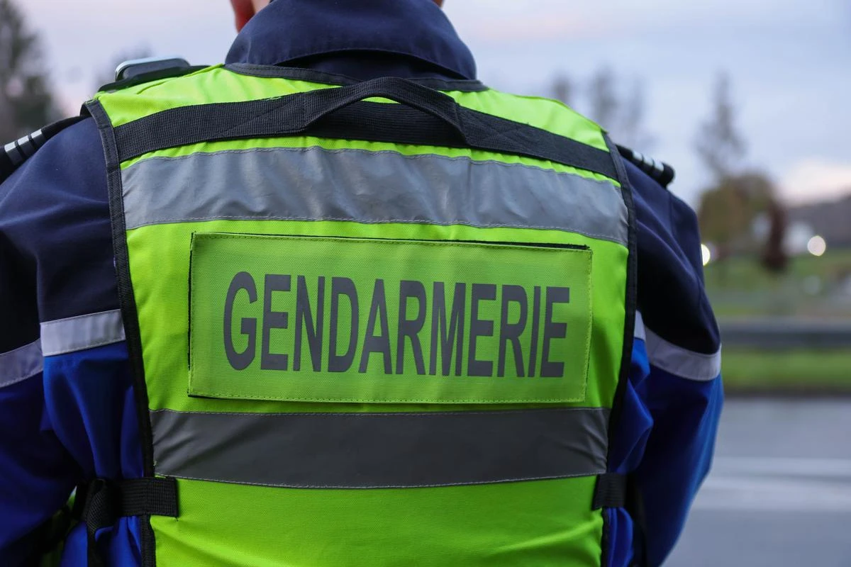 Un camion transportant de la paille en feu après un accident sur la D 947 à Viellenave-de-Navarrenx