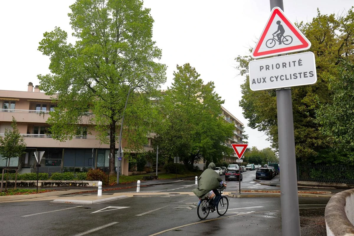 La priorité aux cyclistes entre les allées de Morlaàs et la rue Ramond de Carbonnières n’est pas encore enterrée