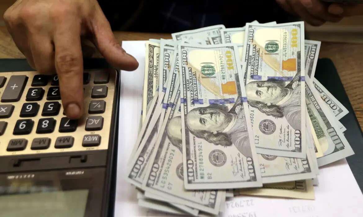 DÃ³lar sobe para 5,70 e bolsa cai com temor de risco fiscal do Brasil