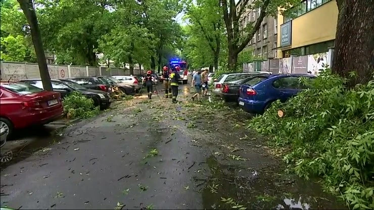 Burze i ulewy nad Polską. Podtopione ulice, połamane drzewa
