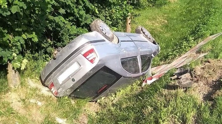 Pijana matka wiozła dwójkę małych dzieci. Samochód dachował w rowie