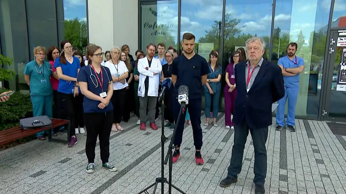 Lekarzowi łamał się głos. 