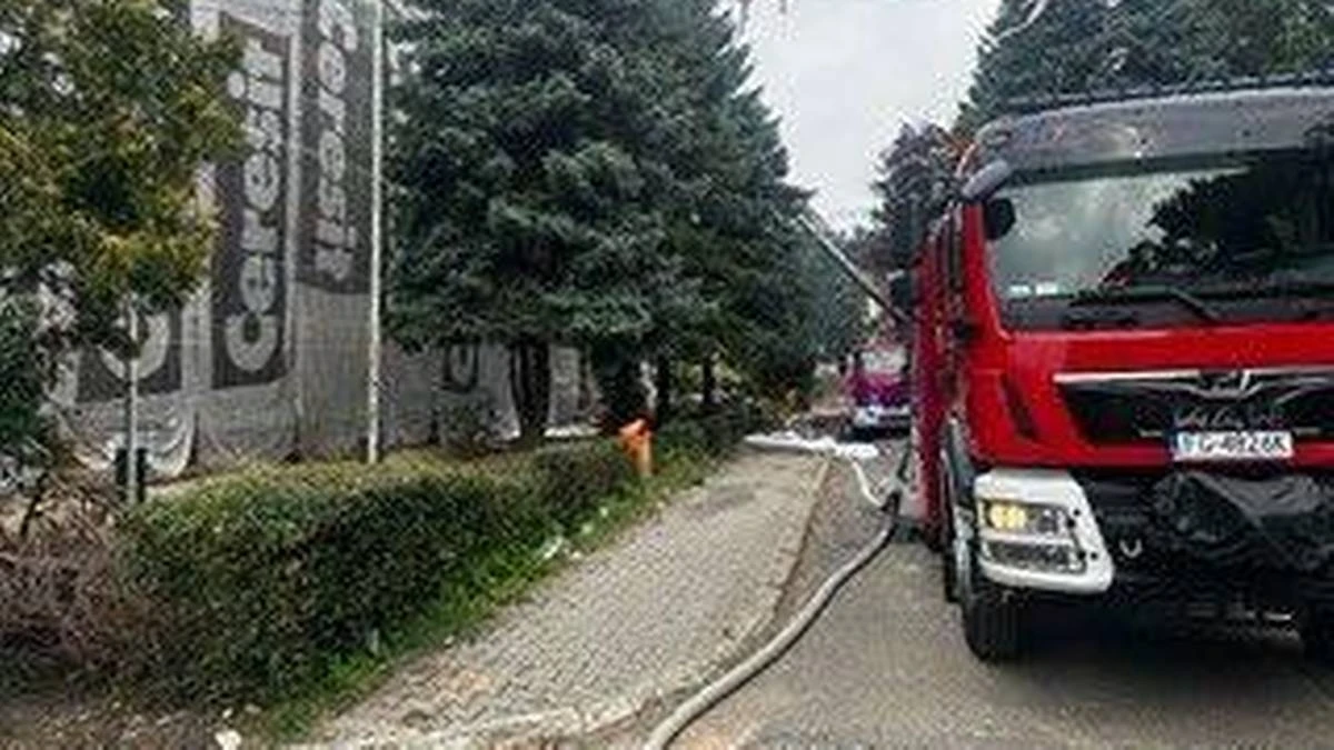 Pożar szkoły podstawowej. Kłęby dymu nad miastem
