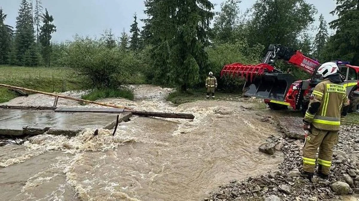 Podtopienia, przewrócone drzewa. Potężny front atmosferyczny zawisł nad Polską