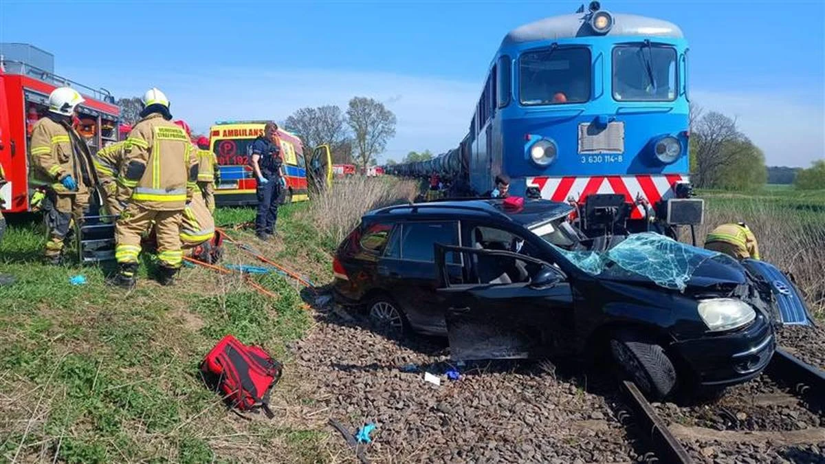 Ponad 100 metrów pchał go pociąg. Autem wjechał wprost pod koła