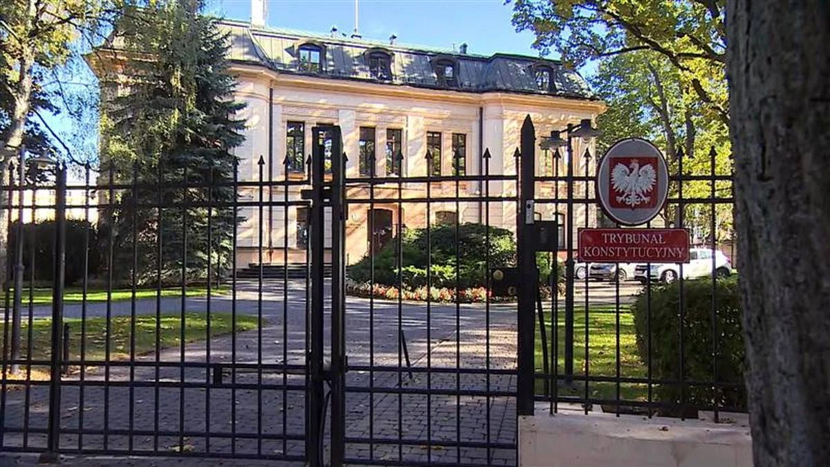 Ustawy reformujące TK niezgodne z konstytucją. 