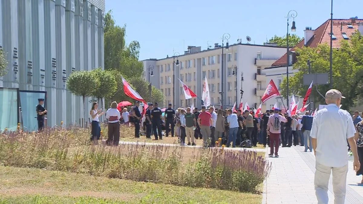 Zwolennicy i przeciwnicy Nawrockiego przed SN. Trwa protest