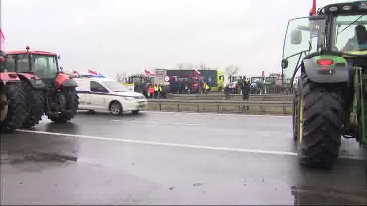 Karetka nie mogła przejechać przez blokadę. Rolnik pobiegł, by udrożnić ruch