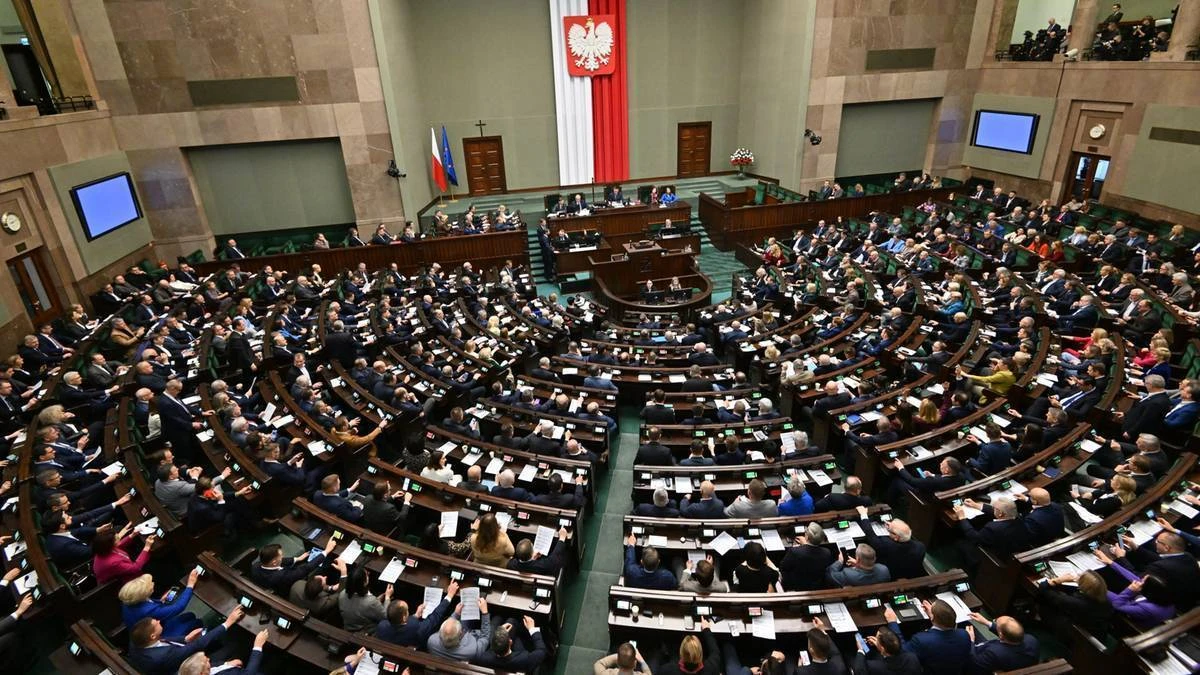 Polityk pokazał wypłatę. Burza wokół zarobków ministrów. 