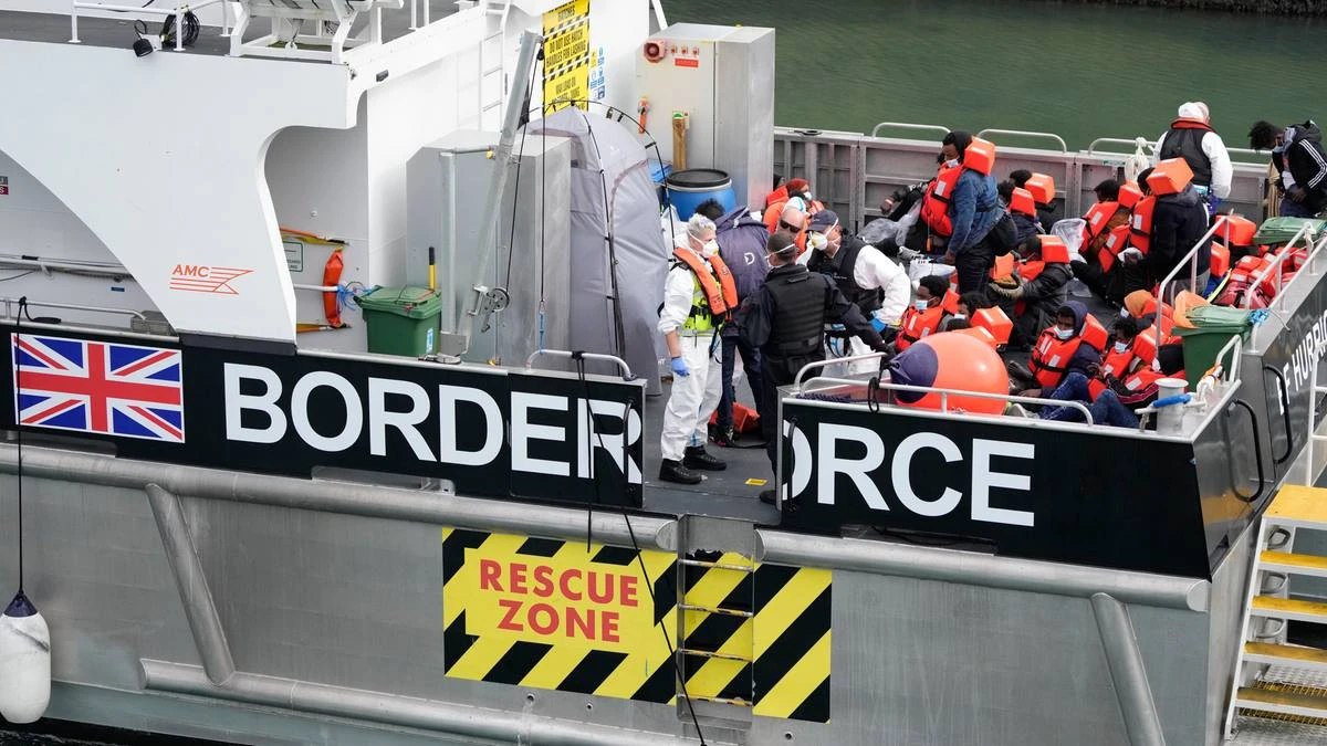 Chcą odstraszać migrantów naklejkami. Nowy patent europejskich kierowców tirów