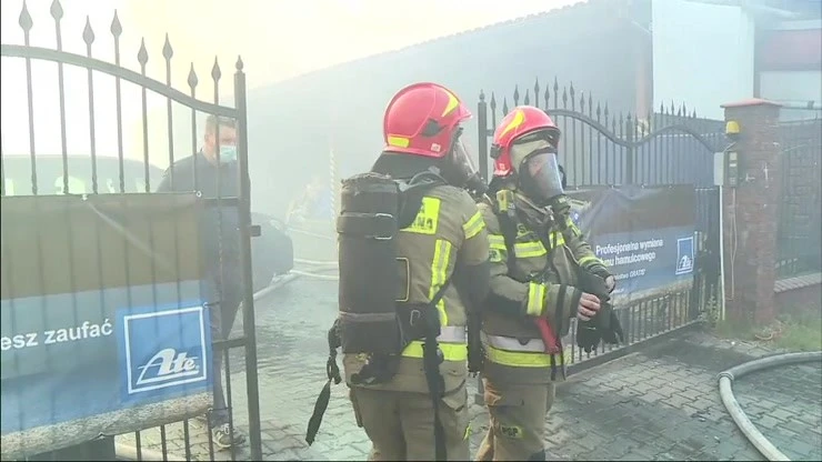 Śląskie. Pożar hali i warsztatu w Chorzowie